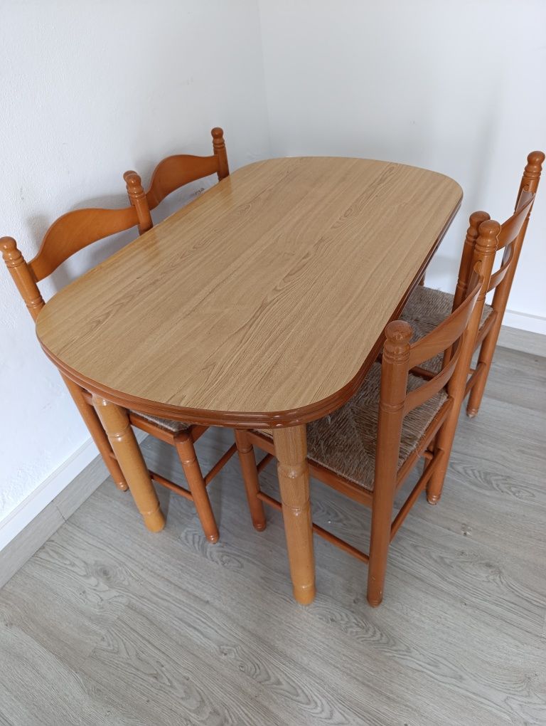 Mesa de cozinha em madeira