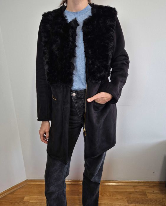 Elegancki czarny kożuszek z futerkiem M/L, nowy