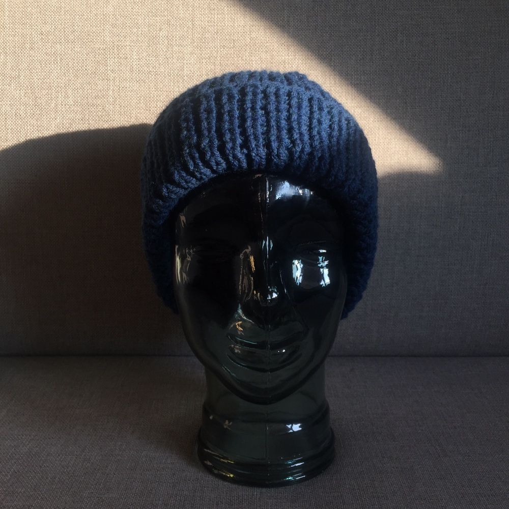 Granatowa ciepła czapka na zimę zrobiona na drutach przez mamę