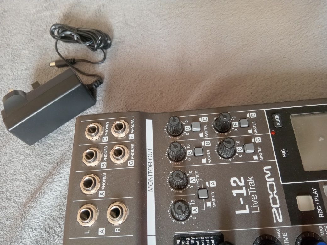 Mikser zoom livetrak L-12
