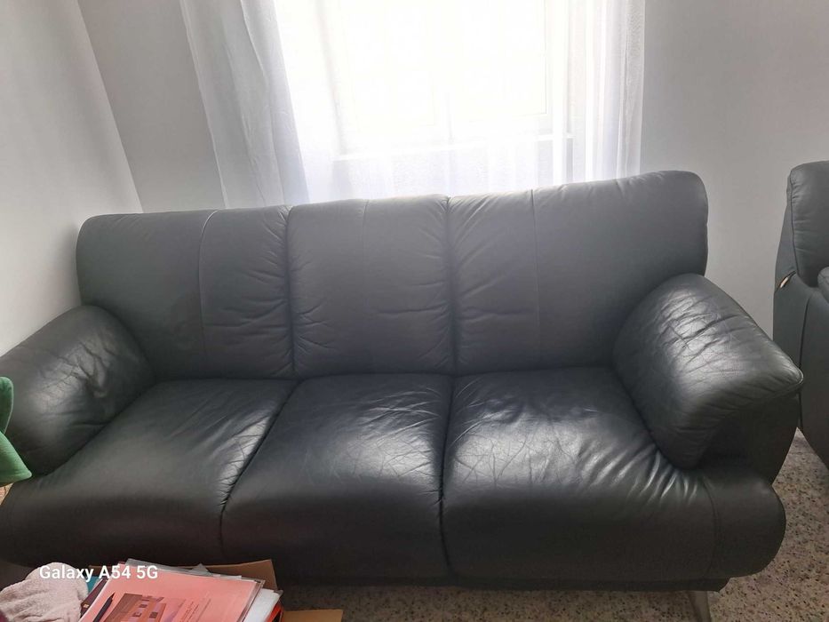 Duas Sofas de pele e mobilha para TV