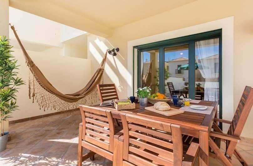 Vivenda  com dois quartos, piscina a poucos metros da praia.