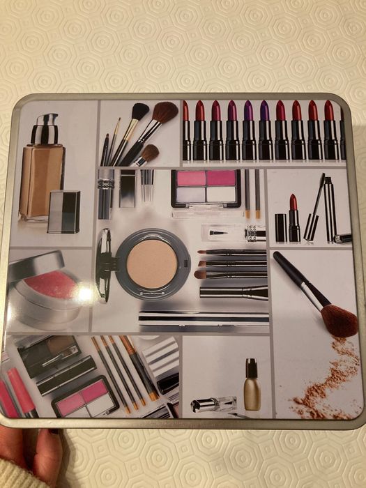 Caixa de metal para arrumação