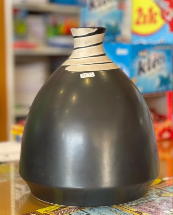 Peças decorativas pretas e brancas de diferentes alturas e larguras