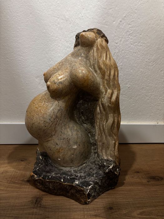 Duas estátuas em mármore 
Mulher grávida e busto de homem