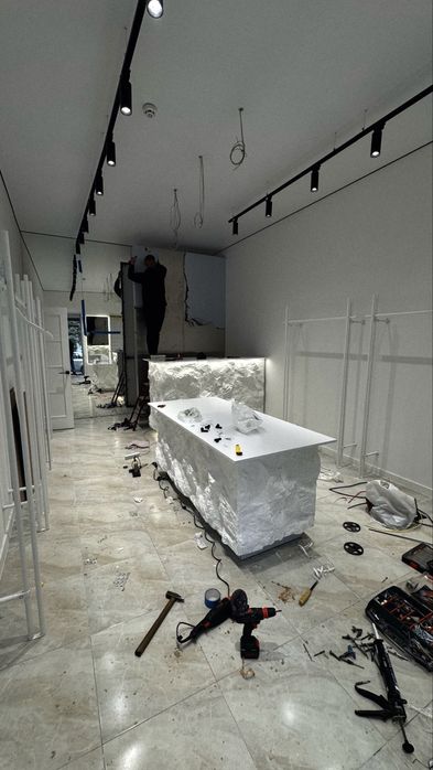 Рейли для одягу білі настінні