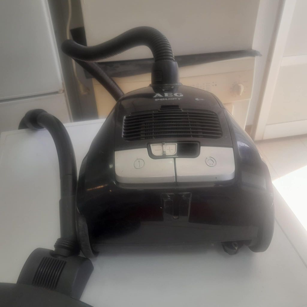 Aspirador marca Aeg
A trabalhar muito bem 35€