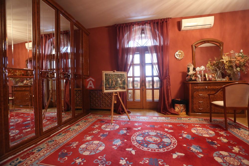 Продам 5 ком.кв.в центре города, 150 кв м. 660$ за кв м