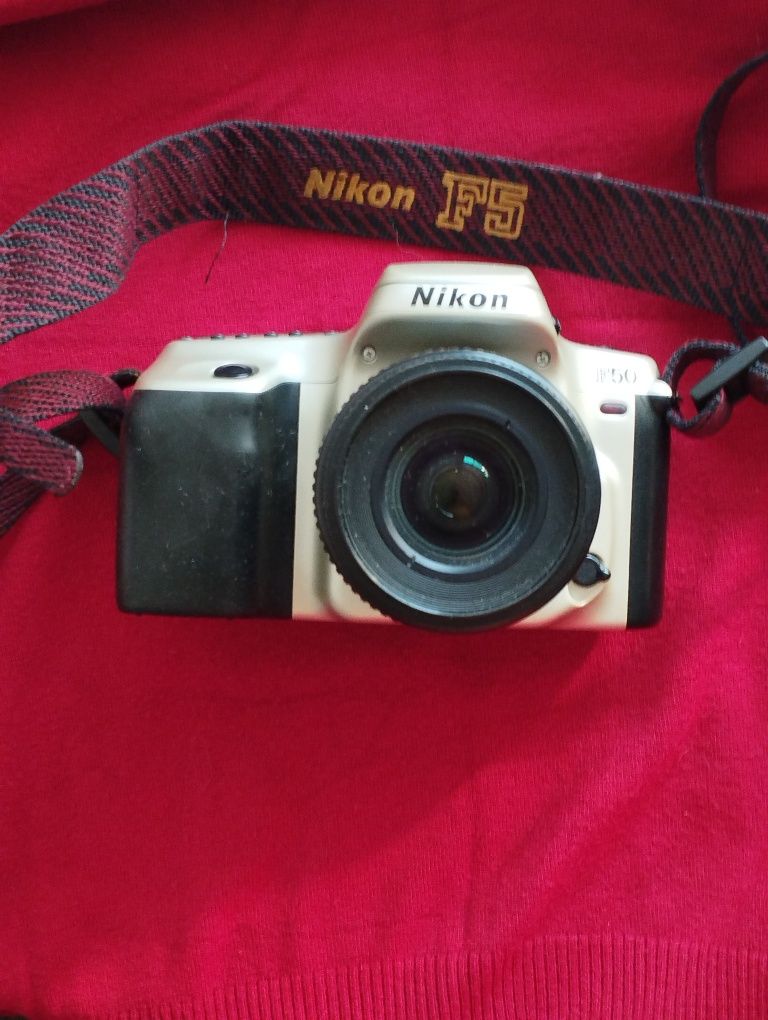 Máquina fotográfica Nikon F50