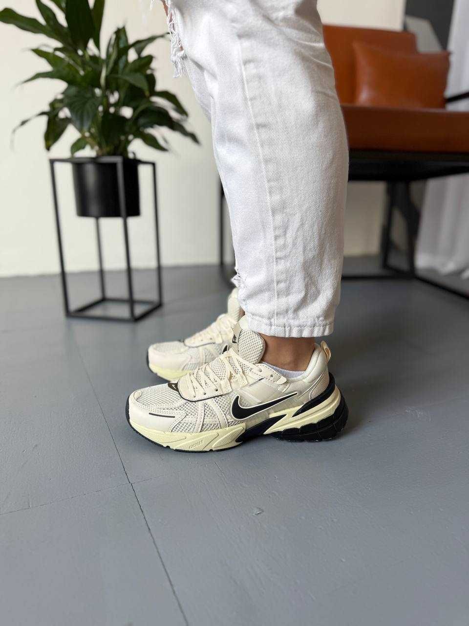 Жіночі кросівки Nike V2K Runtekk бежевий з чорним 0995 ТОП