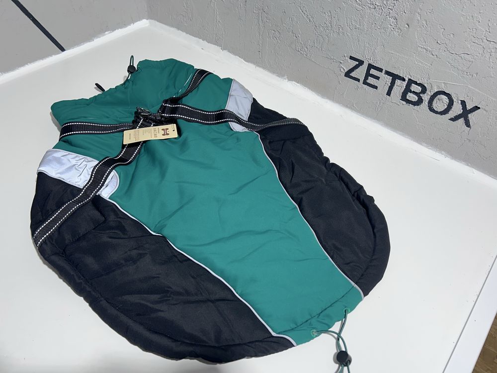 Stylowa i wodoodporna kurtka z uprzężą dla Twojego psa