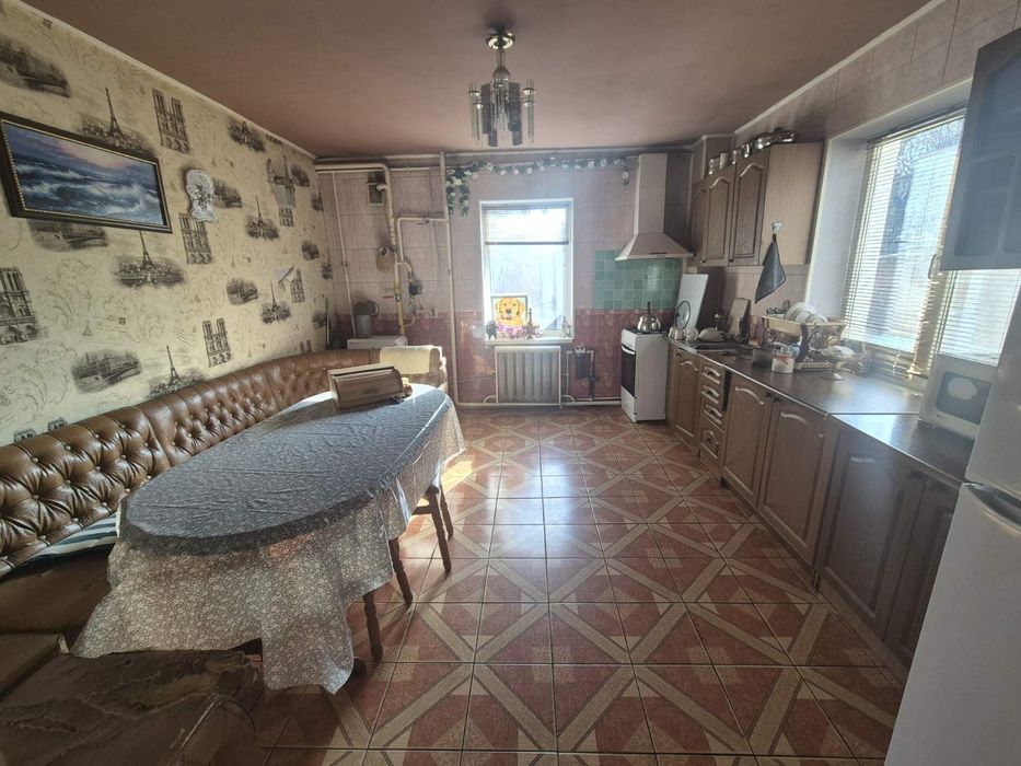 Продам 2-х поверховий будинок в центрі міста