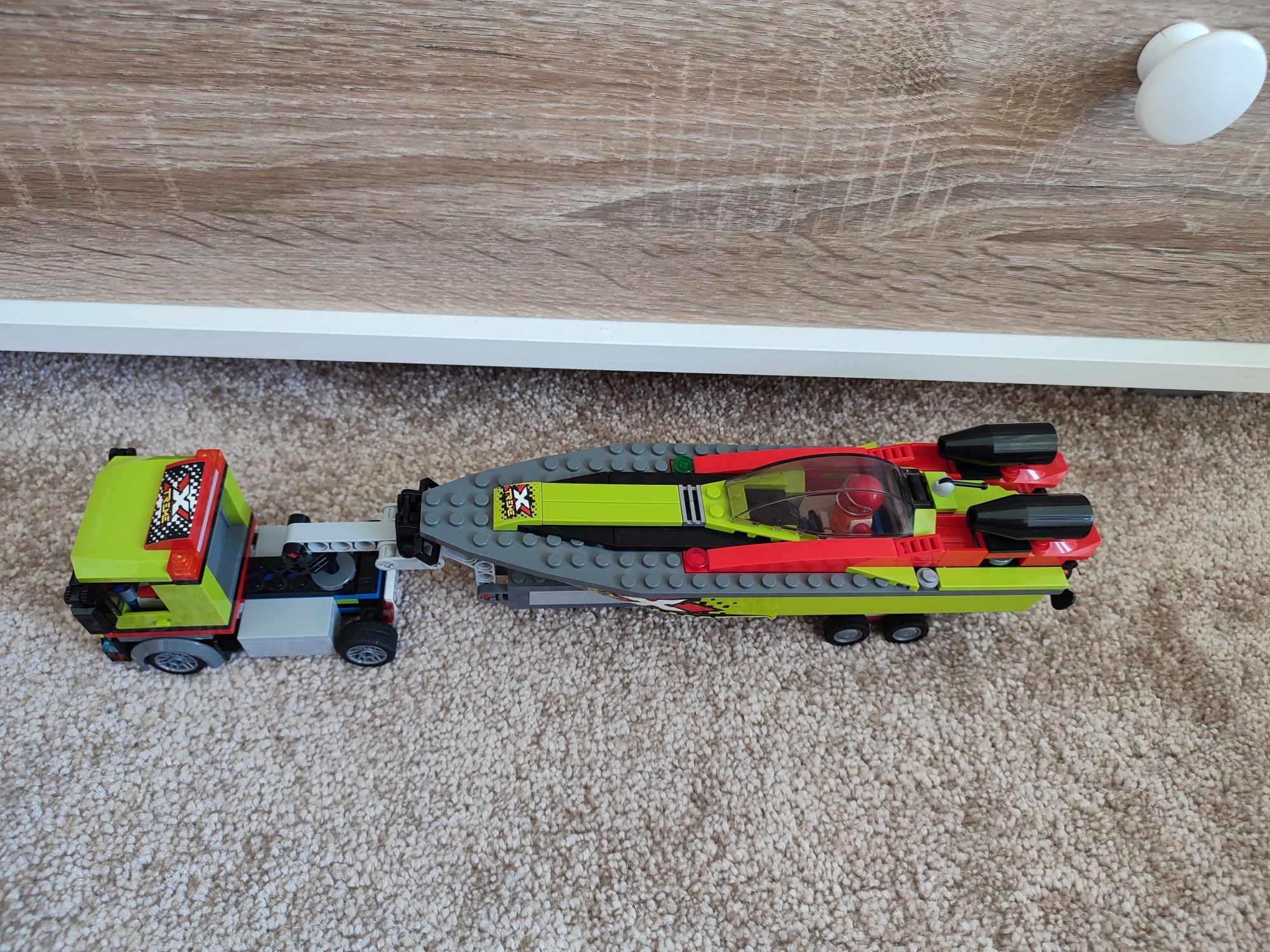 LEGO city transporter łodzi wyścigowej