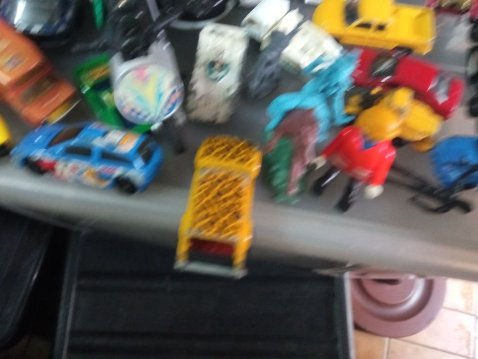 Carros carrinhos e carrões em metal.