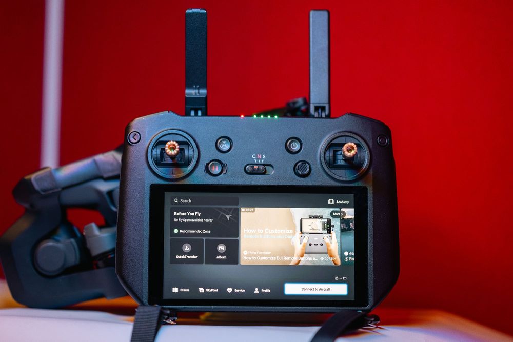 DJI Mavic 3 Pro Cine+RC Pro (+ Brilho), 3 Cameras, Apple ProRes, 1TB