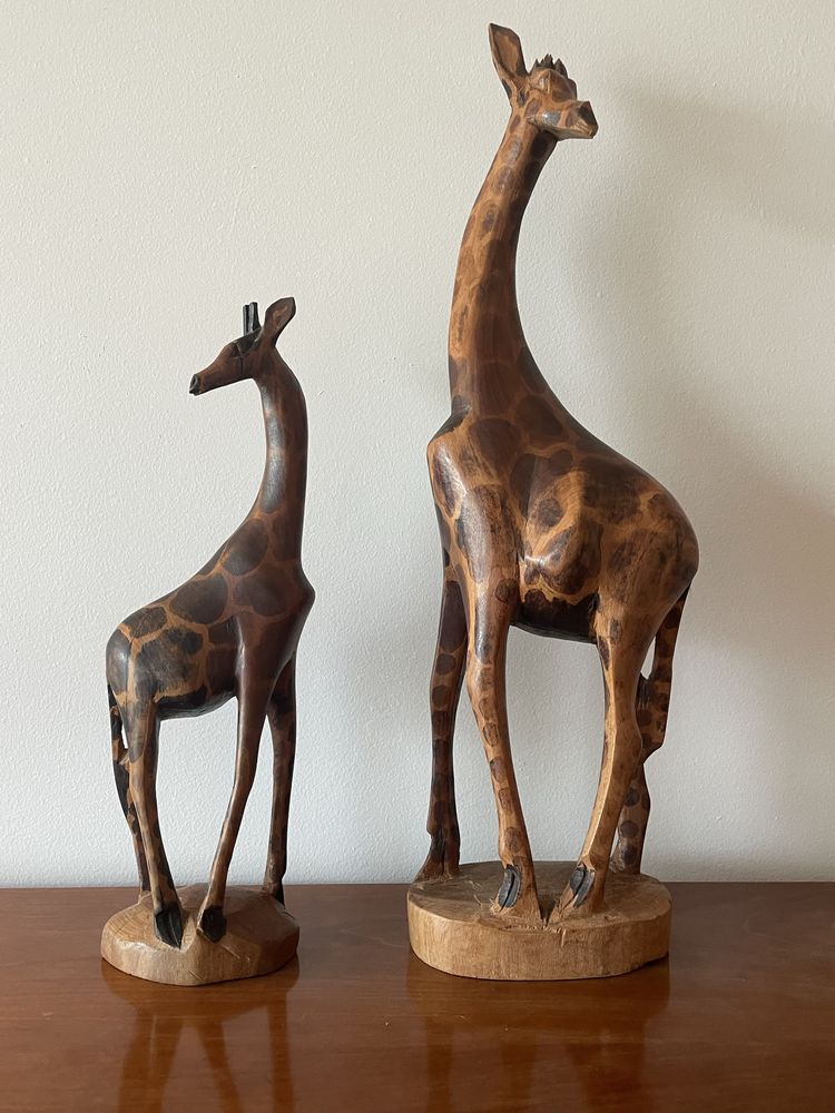 Girafas Esculpidas em Madeira