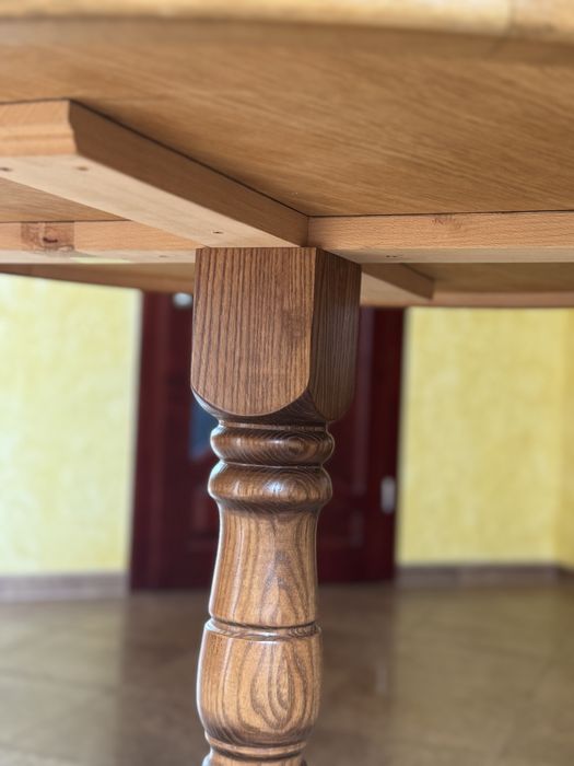 Круглий дубовий стіл (обідній для 4-х осіб)