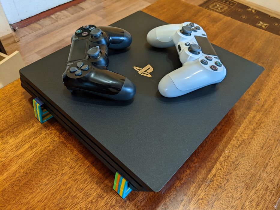 Ps-4 pro 1tb +2 геймпади +3 гри
