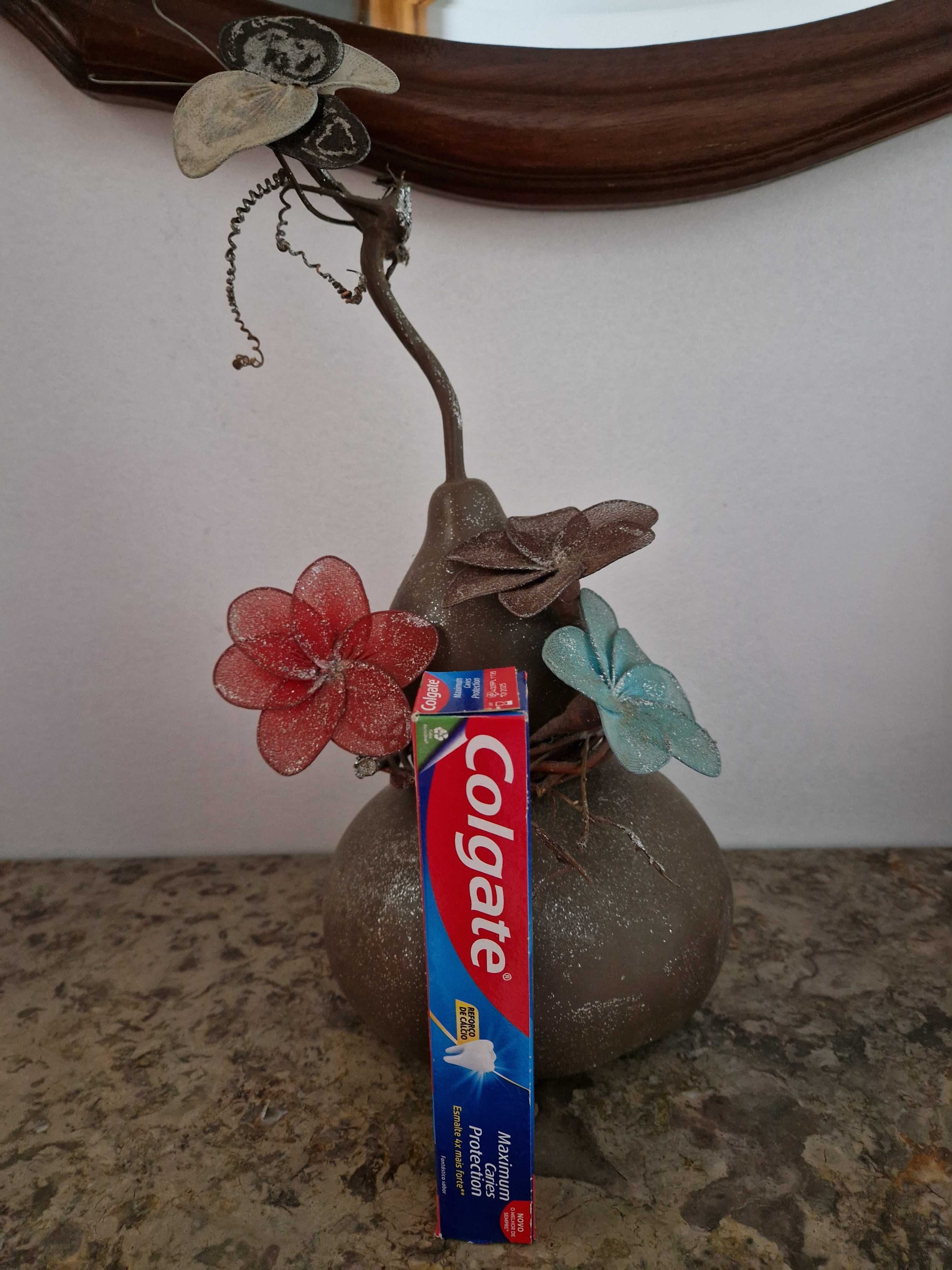 Cabaça lacada com flores de meia de vidro
