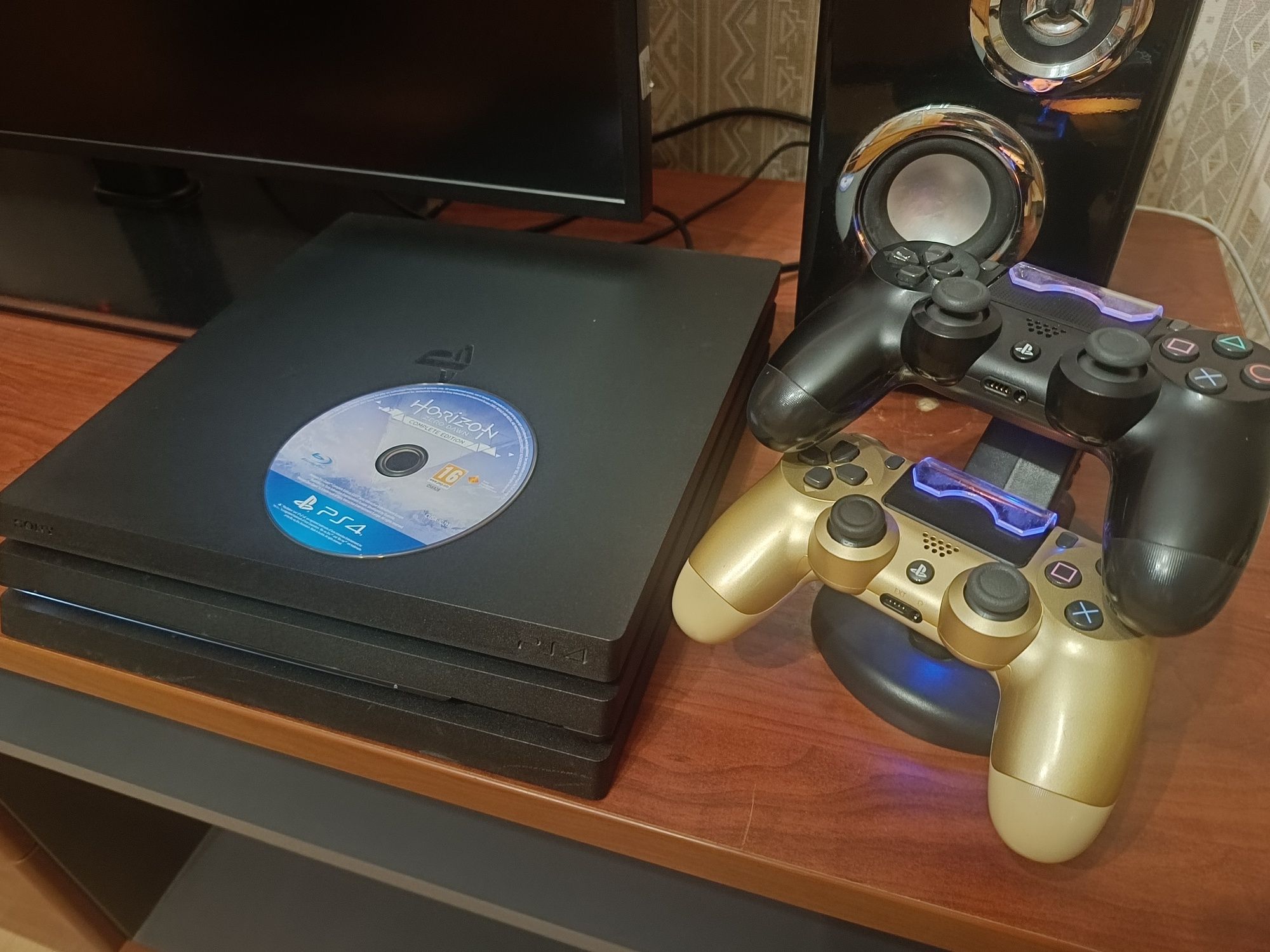 Sony PlayStation 4 Pro 1TB, 2 геймпада, док станция, Horizon