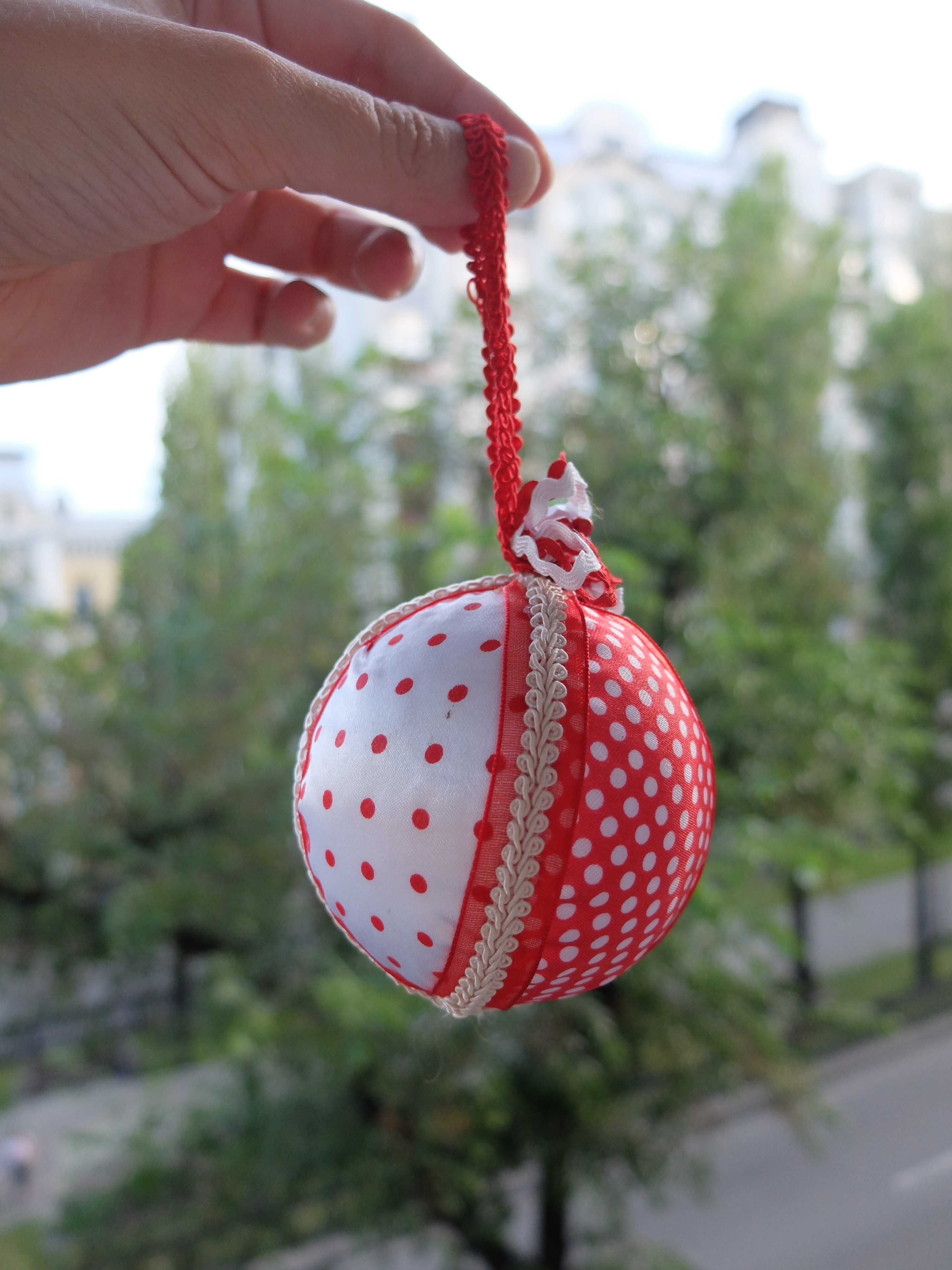 Підвісна ажурна червоно-біла кулька на шнурку (іграшка на ялинку)