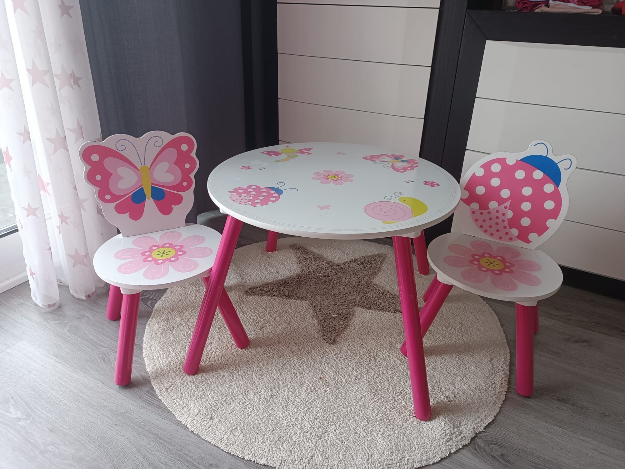 Conjunto de mesa e duas cadeiras em madeira