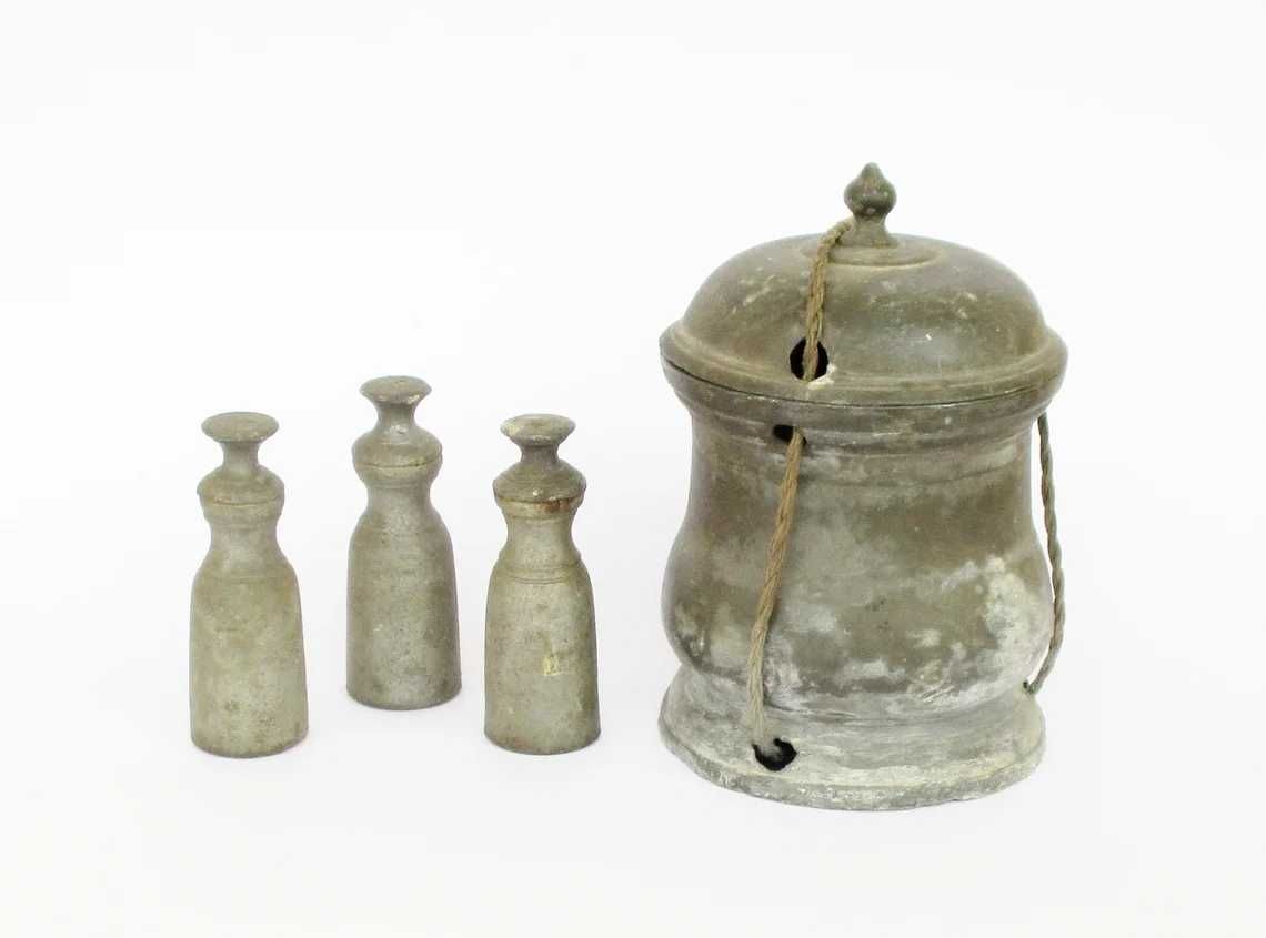 Antiga caixa para âmbulas dos Santos Óleos séc. XVII/XVIII