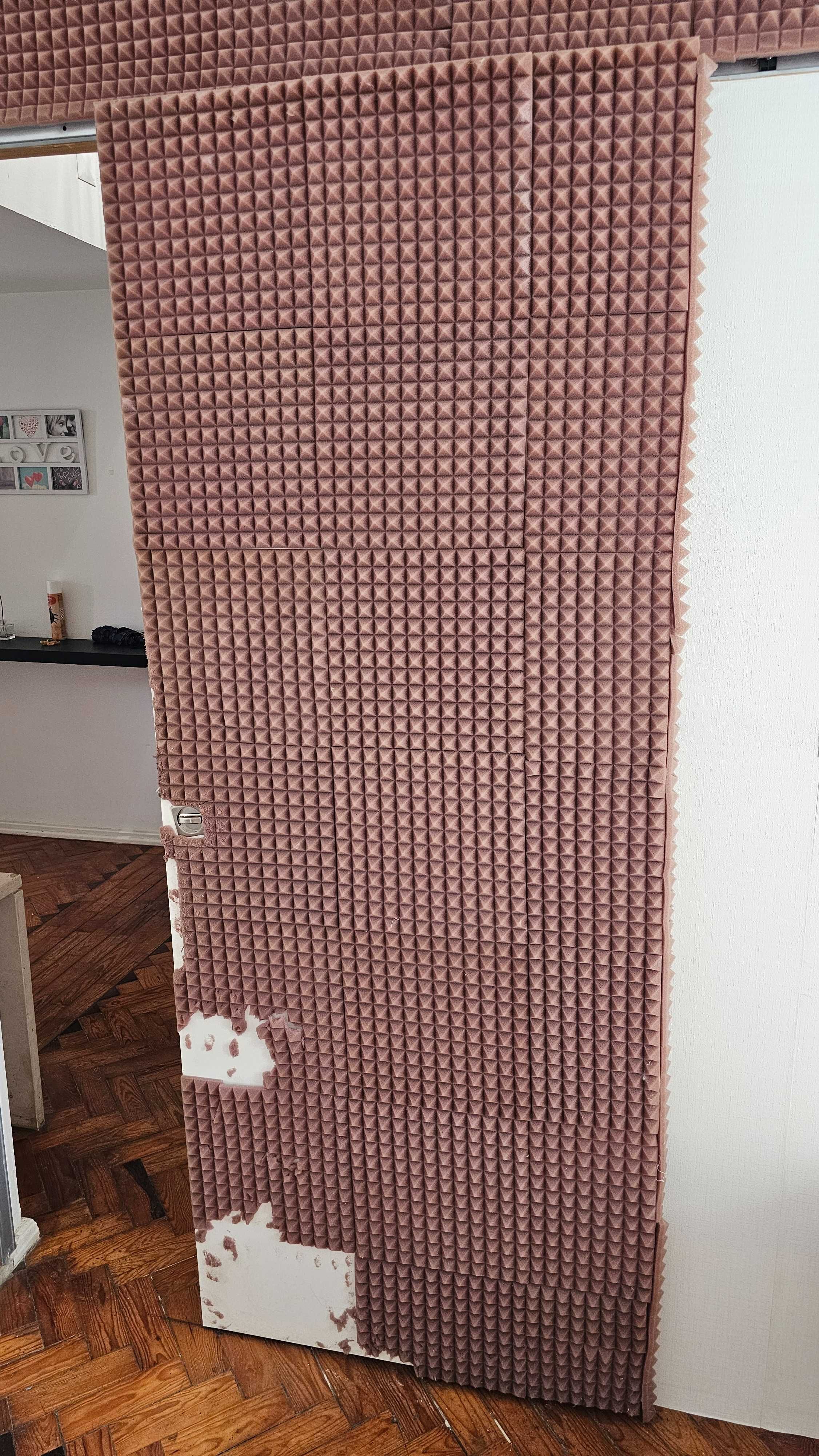 Porta de correr com trilhos e fecho