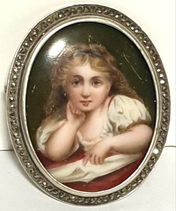 Antiga pregadeira em prata com amoroso retrato em pintura à lupa