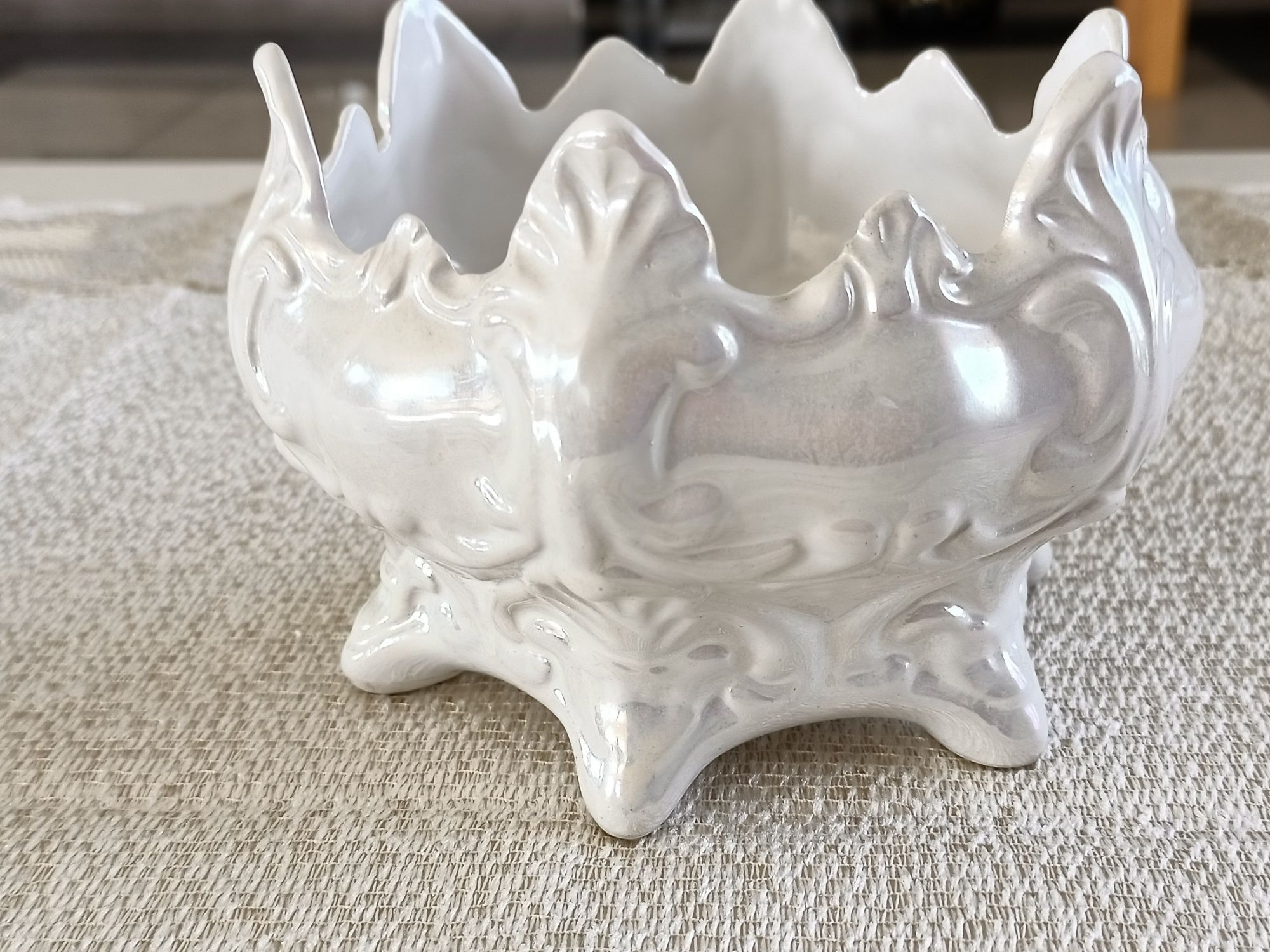 Ceramiczna ozdoba na nóżkach osłonka pojemnik góra w kształcie korony