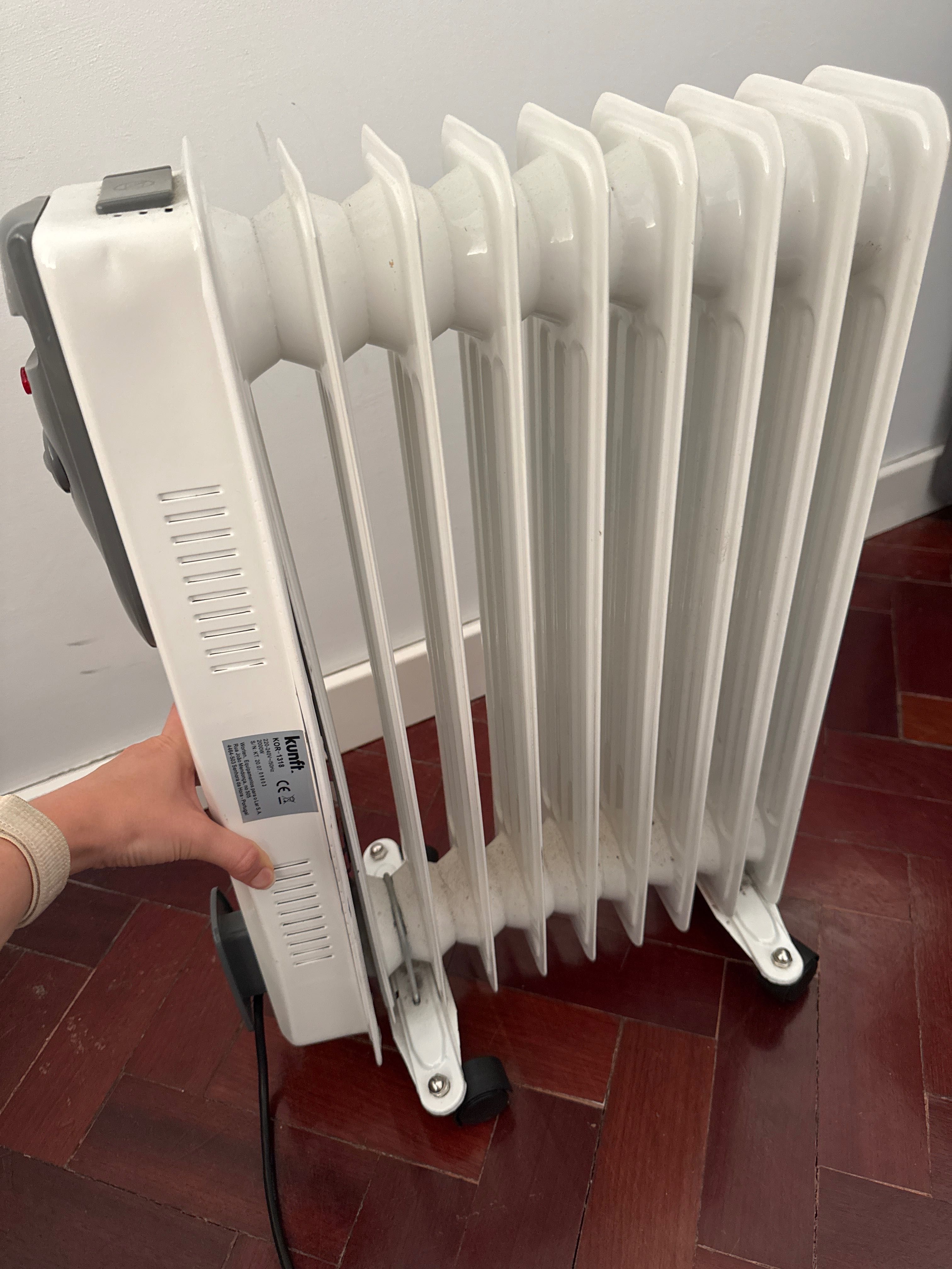 Aquecedor Kunft KOR‑1318 – 2000W, a funcionar (com uso)