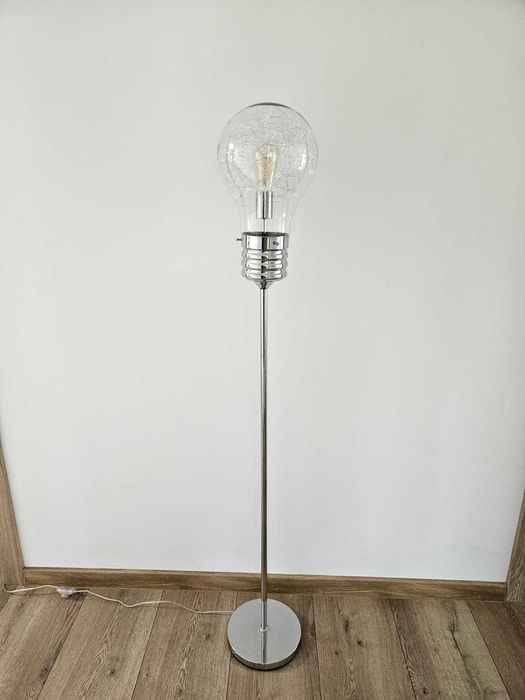 Lampa podłogowa typu "żarówka"