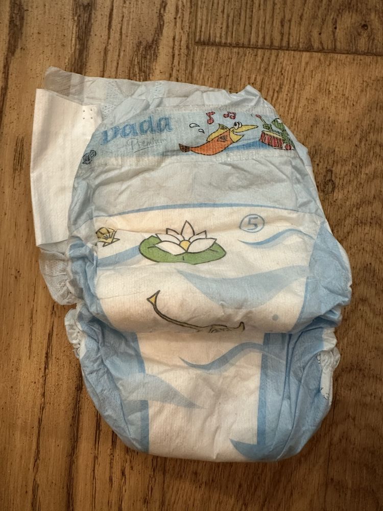 Huggies pieluszki do pływania nr S 6 sztuk+Dada nr 5. 1 sztuka