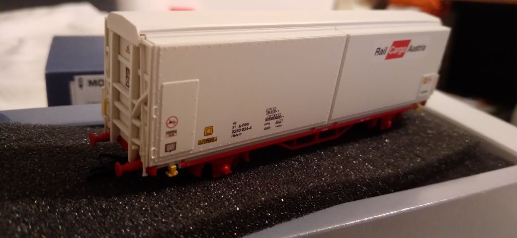 Wagon Towarowy kryty ze ścianą przesuwną Hbis-  TT