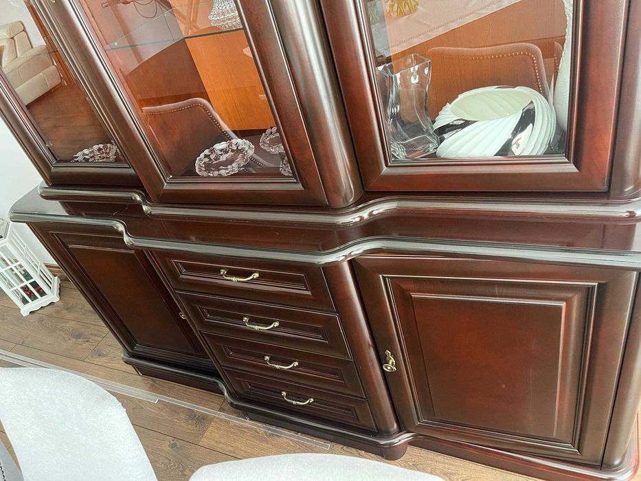 Kredens drewniany z podświetleniem wewnętrznym