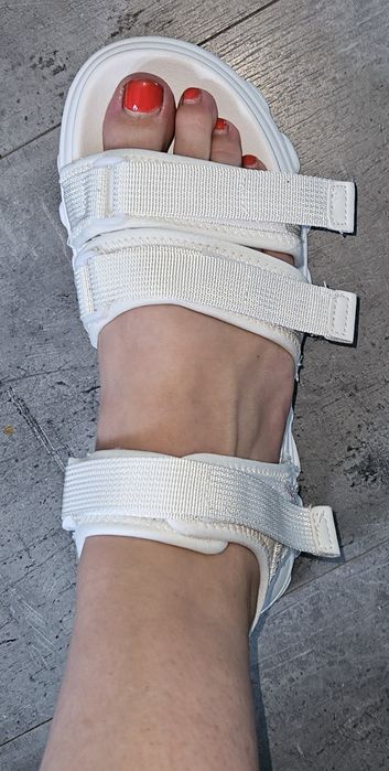 Białe sandały sportowe na rzepy Sinsay 38