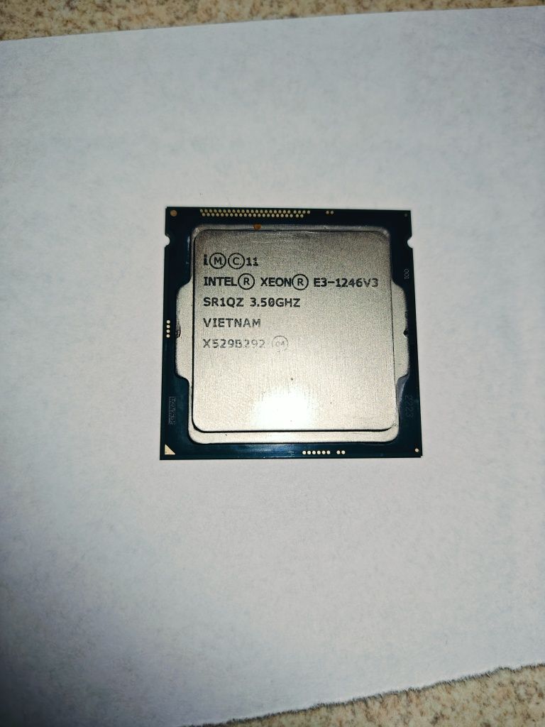 Intel Xeon 1246v3 з вбудованим відеоядром, аналог i7 4770.