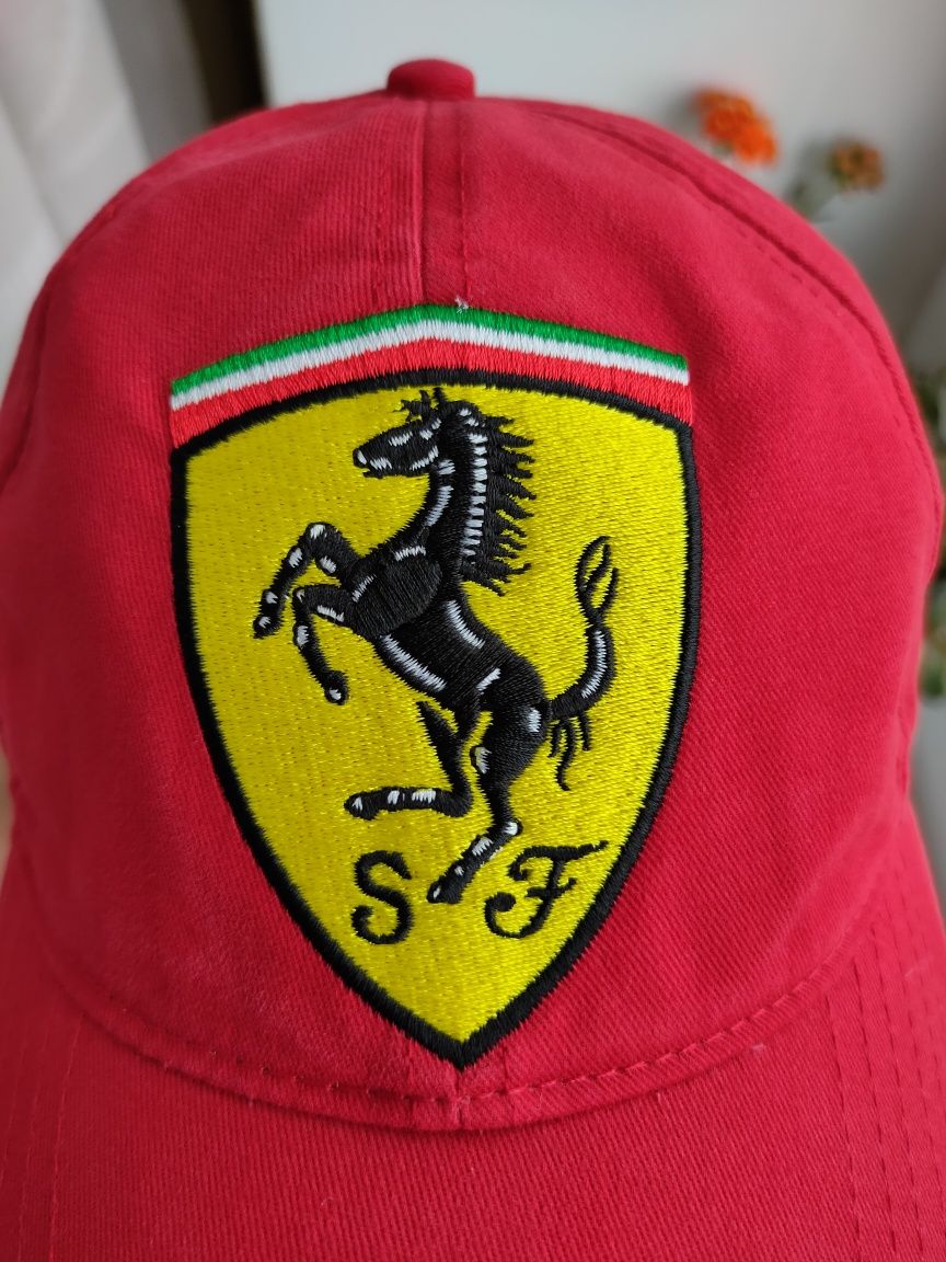 Кепка бейсболка Ferrari оригінал унісекс не глибока Scuderia Ferrari