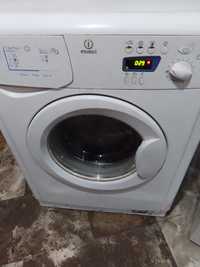 Продам стиральную машину Indesit WISL 107