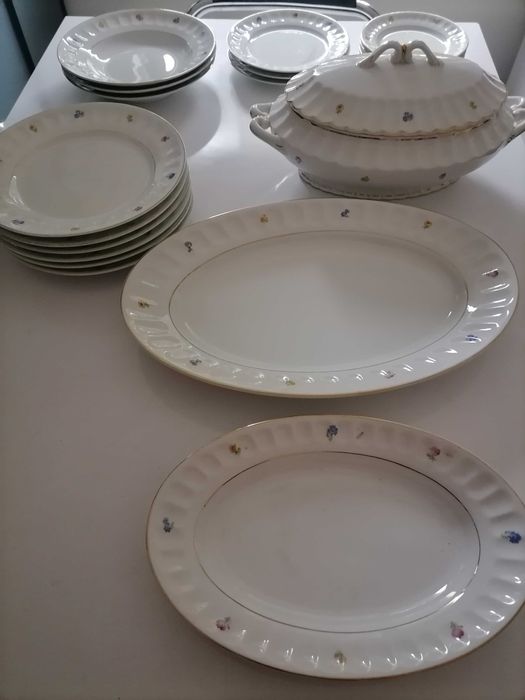 Lote de terrina, pratos e travessas S. P. Coimbra