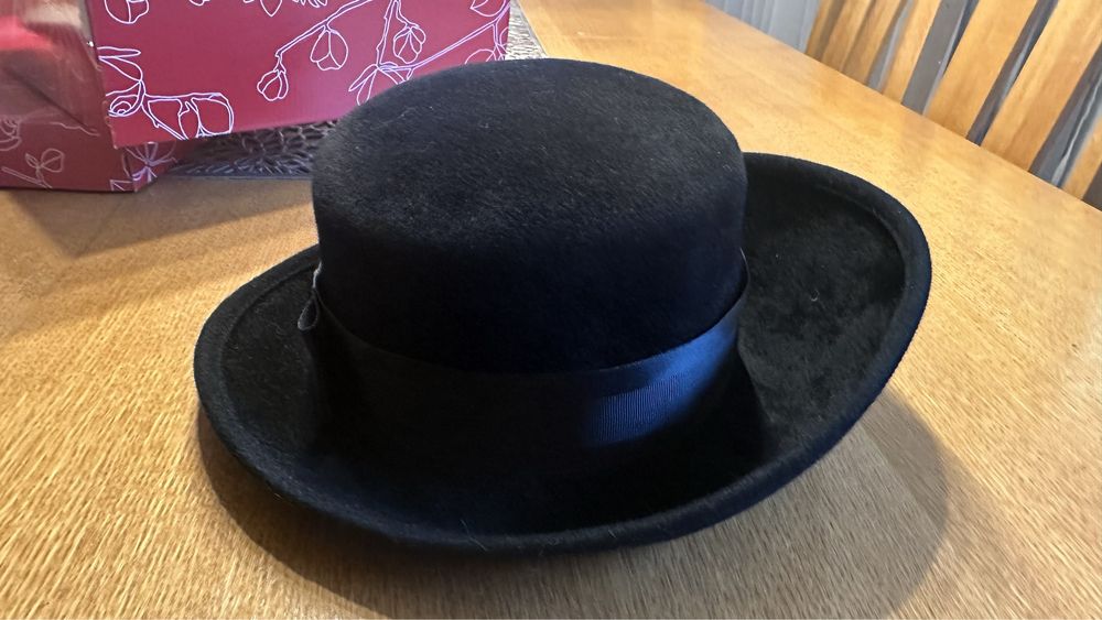 Kapelusz czarny od modystki