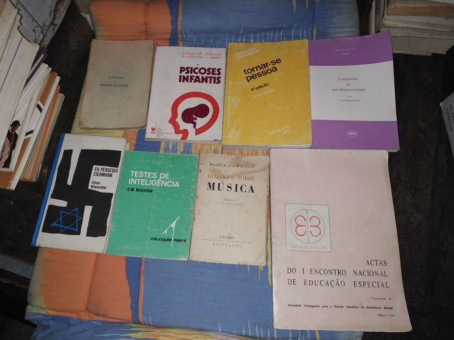 Livros antigos com muitos anos