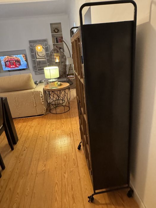 Cristaleira com Estrutura Industrial e Portas em Madeira Envidraçada