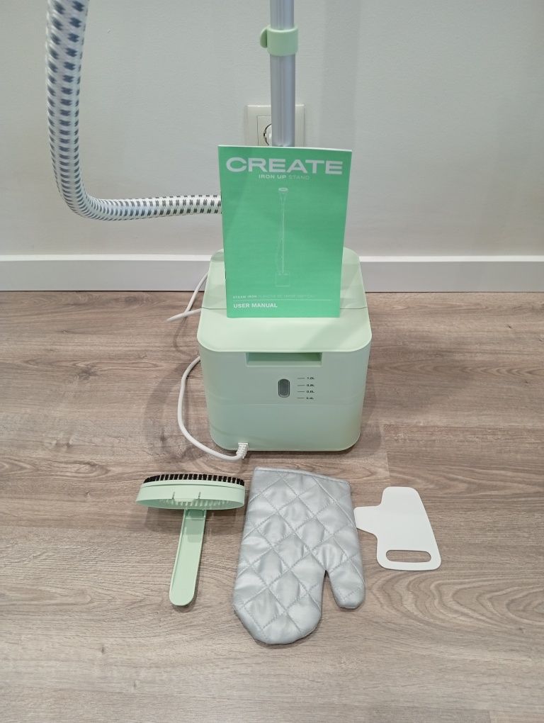 Ferro de engomar de vapor vertical com base