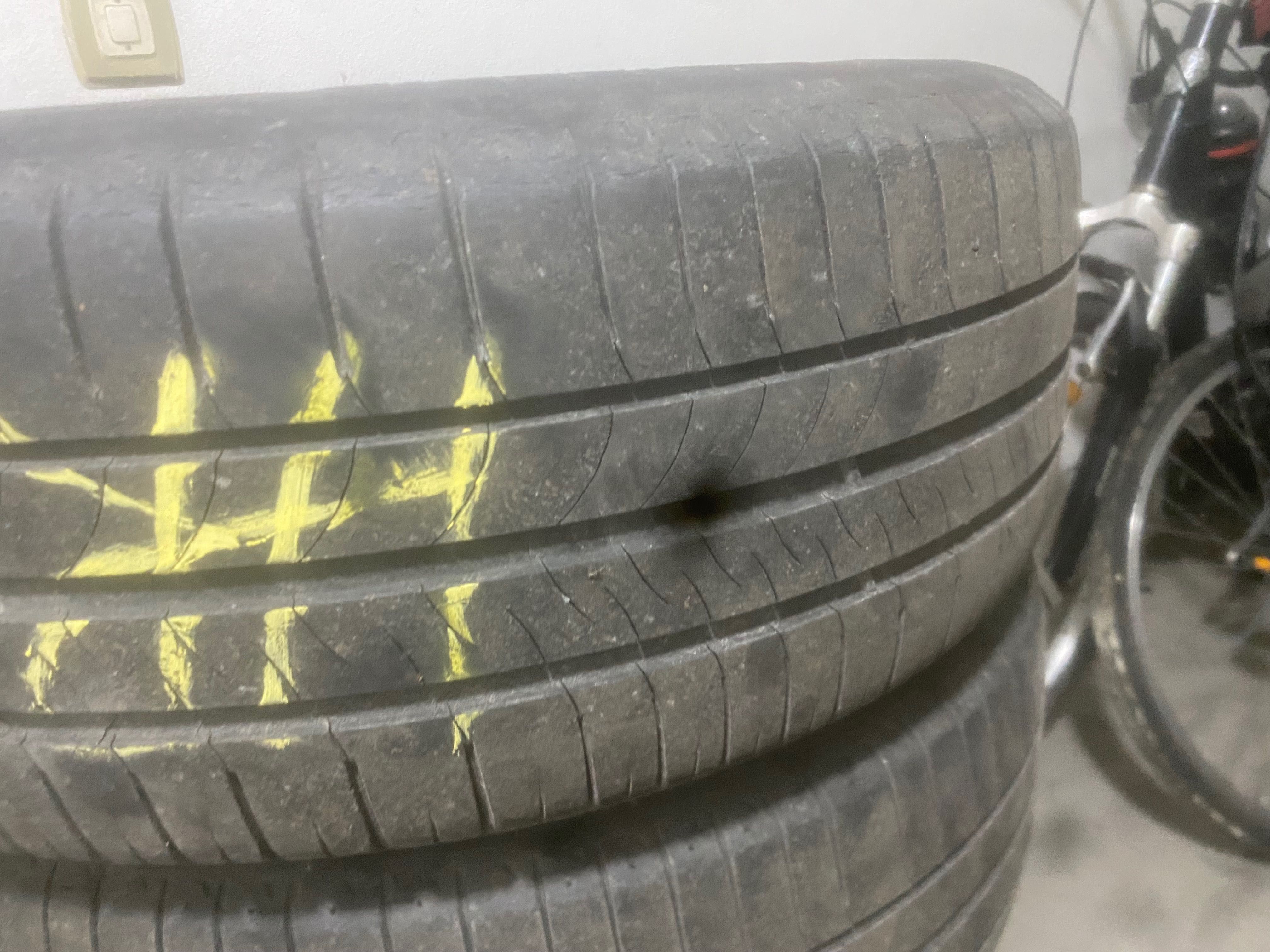Vendo 4 peneus  e jantes de bmw série 1