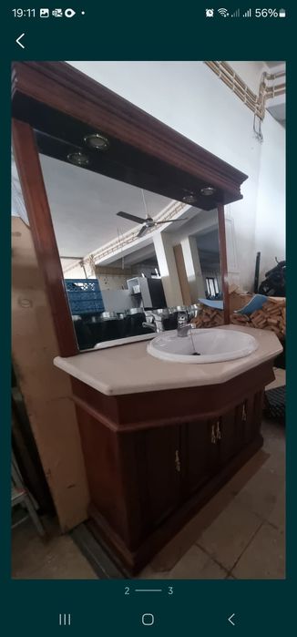 Armário de WC em madeira e pedra mármore.