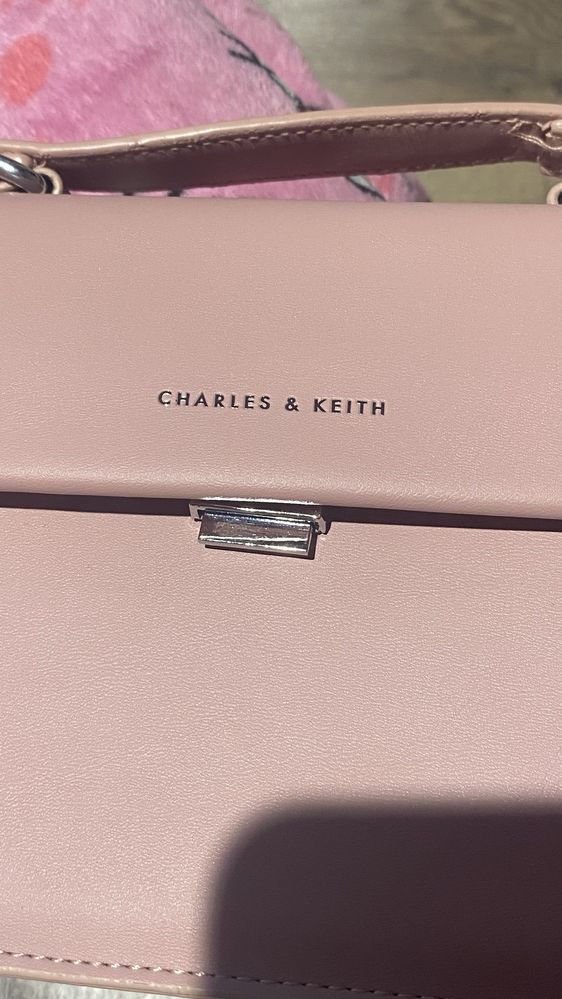 Розовая сумочка Charles & Keith с двумя отделениями
