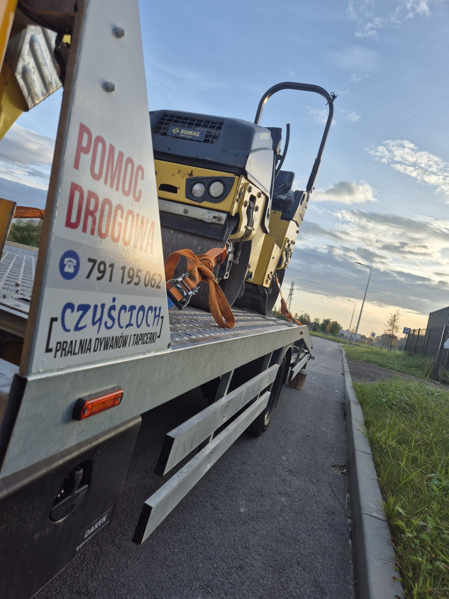 Pomoc drogowa holowanie autolaweta transport aut transport koparek