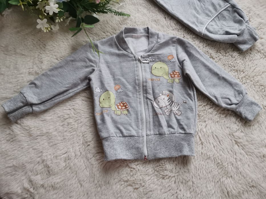 Bawełniany dres chłopięcy szary w zwierzątka rozm. 68 marki Artex