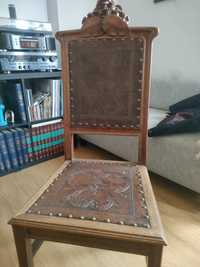 Cadeira muito antiga em talha e couro gravado.